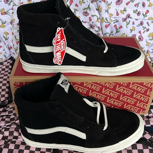 Vans Men’s Sk8-Hi
Cozy Hug Black
VN0A7Q5NBLK
Sneakers - Picture 2 of 16